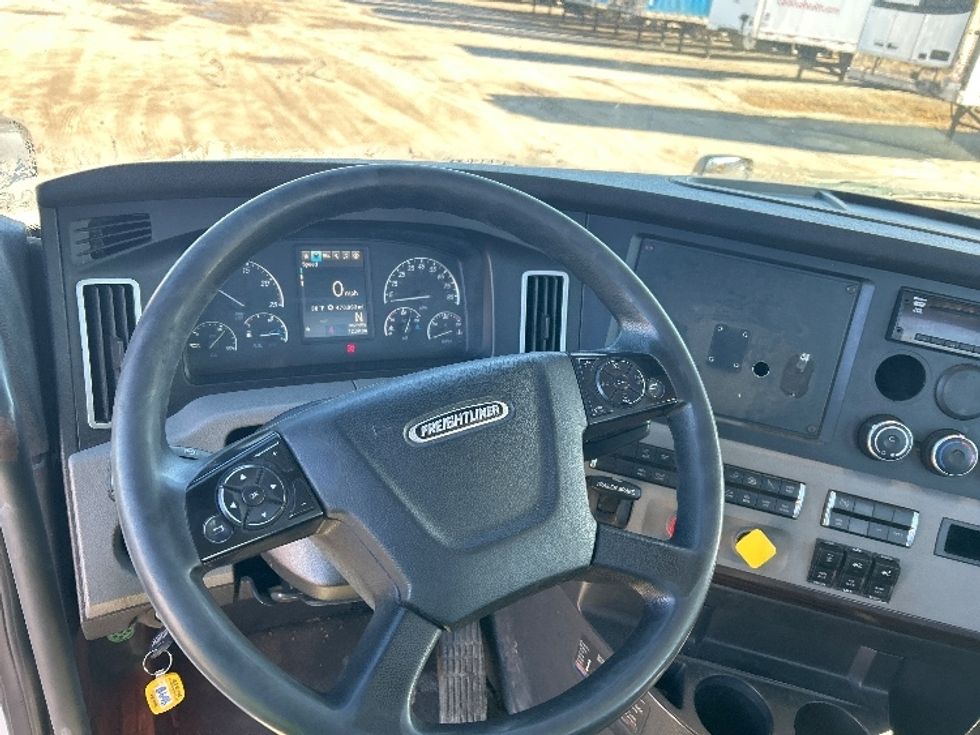 Day Cab Tractor-Heavy Duty Tractors-Freightliner-2020-Cascadia 12564ST-Londonderry-NH-470,027\n\t\tmiles-$ 37,750 - Image 11