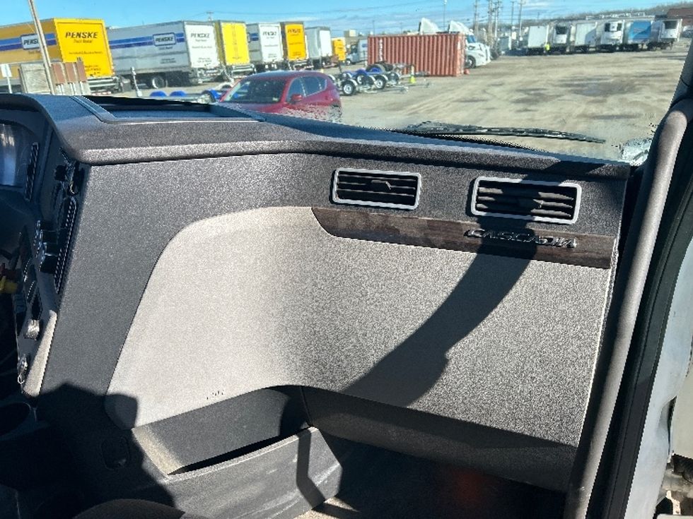 Day Cab Tractor-Heavy Duty Tractors-Freightliner-2020-Cascadia 12564ST-Londonderry-NH-470,027\n\t\tmiles-$ 37,750 - Image 13