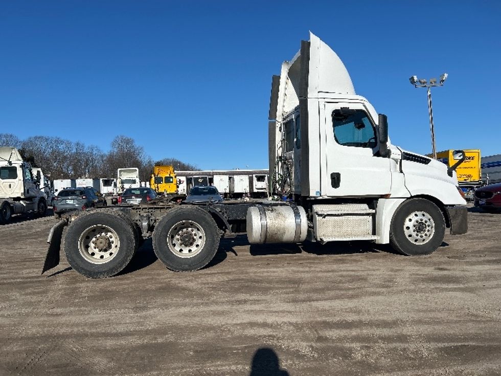 Day Cab Tractor-Heavy Duty Tractors-Freightliner-2020-Cascadia 12564ST-Londonderry-NH-470,027\n\t\tmiles-$ 37,750 - Image 8