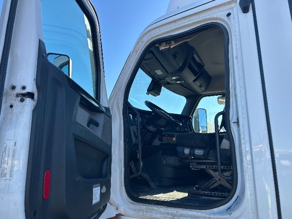 Day Cab Tractor-Heavy Duty Tractors-Freightliner-2020-Cascadia 12564ST-Londonderry-NH-470,027\n\t\tmiles-$ 37,750 - Image 9