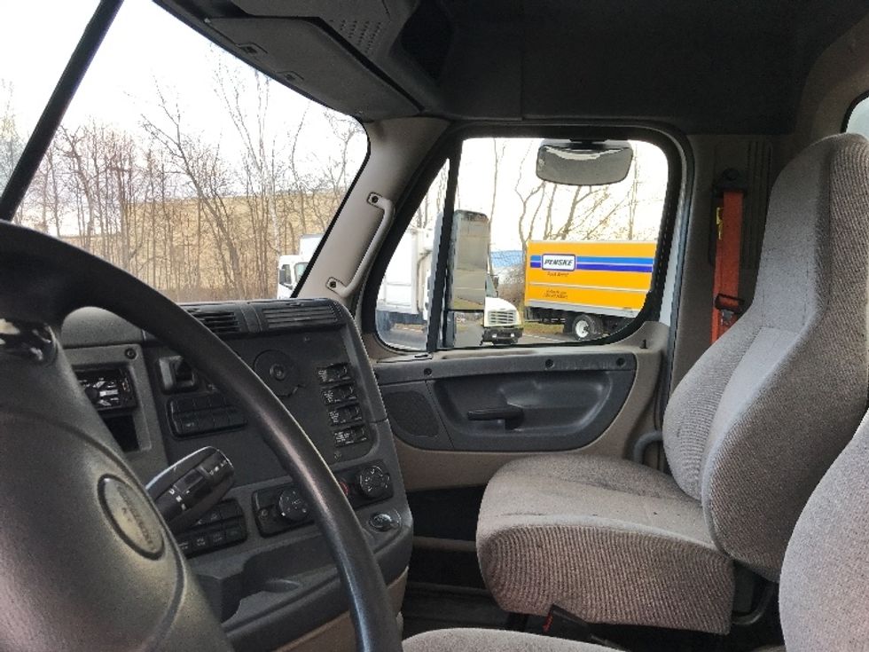 Day Cab Tractor-Heavy Duty Tractors-Freightliner-2020-Cascadia 12564ST-Londonderry-NH-492,442\n\t\tmiles-$ 35,000 - Image 10