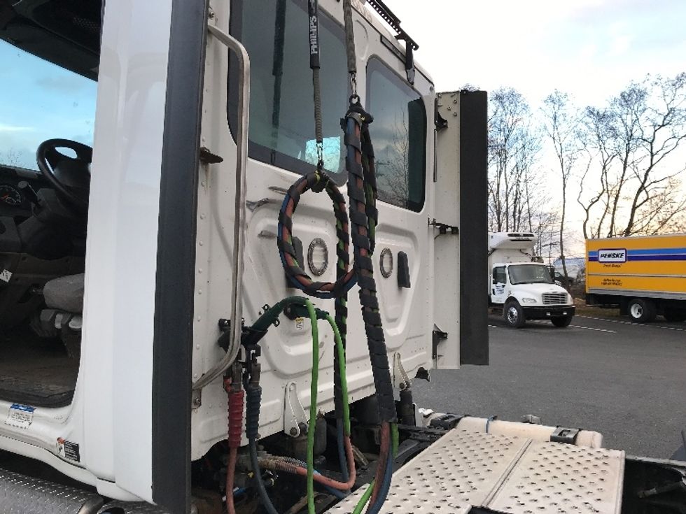 Day Cab Tractor-Heavy Duty Tractors-Freightliner-2020-Cascadia 12564ST-Londonderry-NH-492,442\n\t\tmiles-$ 35,000 - Image 17