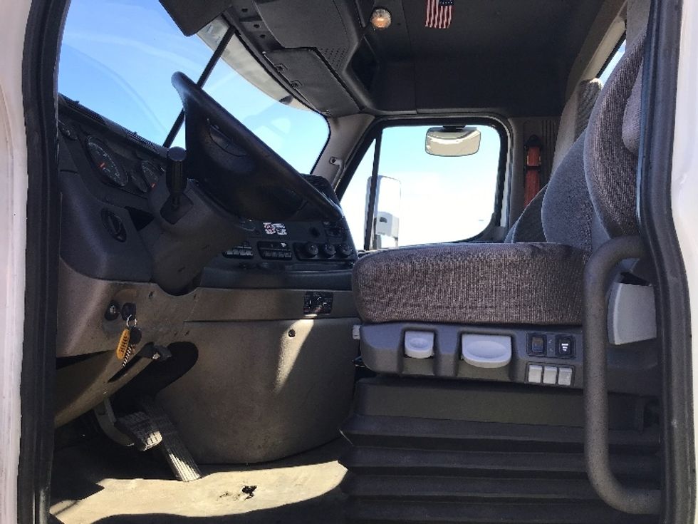 Day Cab Tractor-Heavy Duty Tractors-Freightliner-2020-Cascadia 12564ST-Londonderry-NH-543,067\n\t\tmiles-$ 39,000 - Image 10