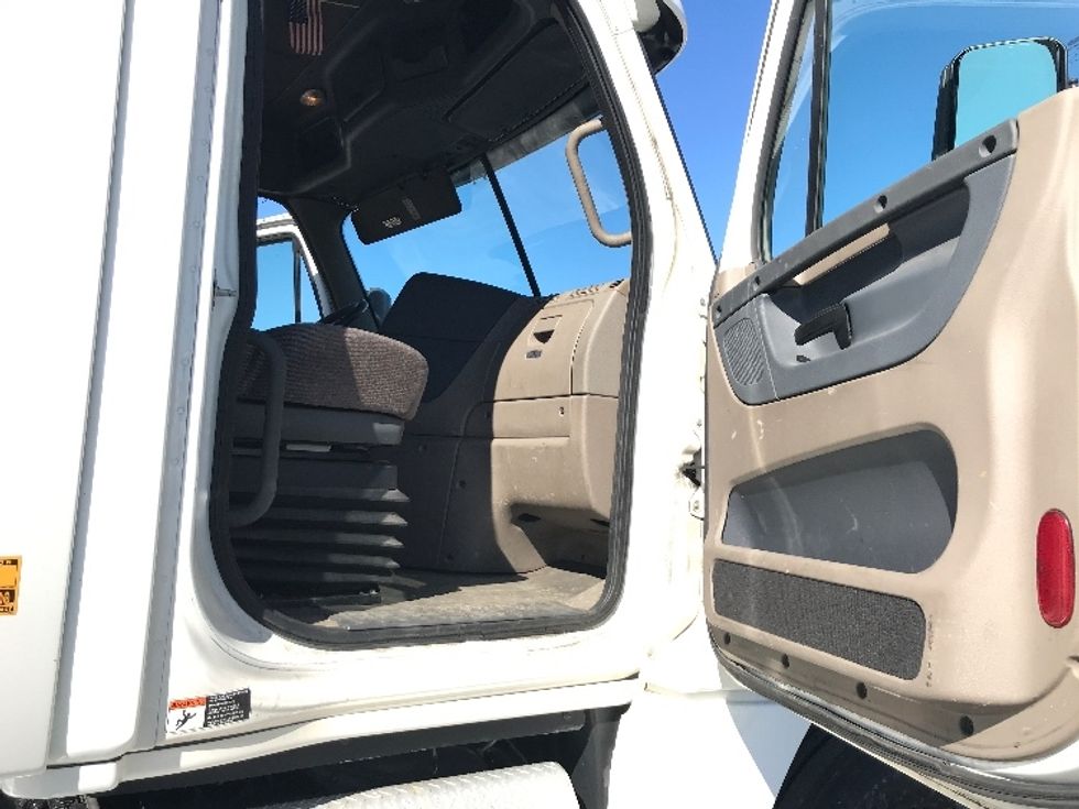 2020 Freightliner Cascadia 125" Sleeper Cab photo 10