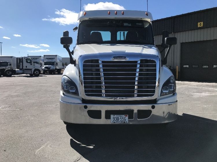 2020 Freightliner Cascadia 125" Sleeper Cab photo 2