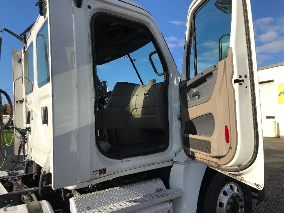 Day Cab Tractor-Heavy Duty Tractors-Freightliner-2020-Cascadia 12564ST-Londonderry-NH-567,641\n\t\tmiles-$ 29,750 - Image 12