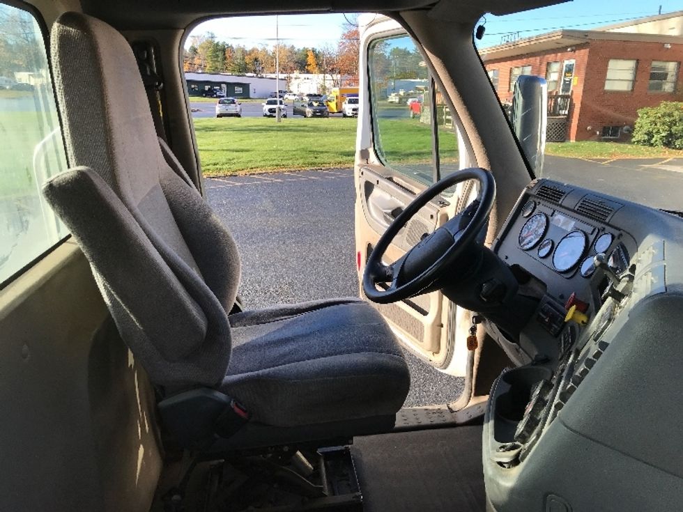 Day Cab Tractor-Heavy Duty Tractors-Freightliner-2020-Cascadia 12564ST-Londonderry-NH-567,641\n\t\tmiles-$ 29,750 - Image 14