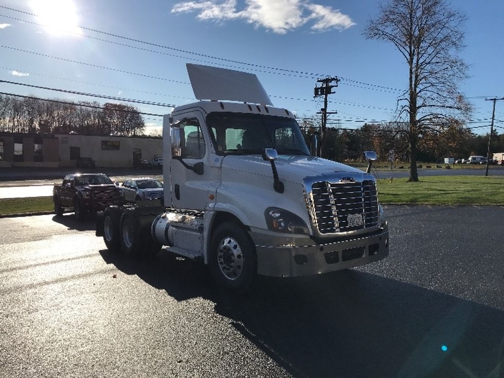 Day Cab Tractor-Heavy Duty Tractors-Freightliner-2020-Cascadia 12564ST-Londonderry-NH-567,641\n\t\tmiles-$ 29,750 - Image 3