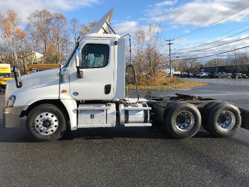 Day Cab Tractor-Heavy Duty Tractors-Freightliner-2020-Cascadia 12564ST-Londonderry-NH-567,641\n\t\tmiles-$ 29,750 - Image 4