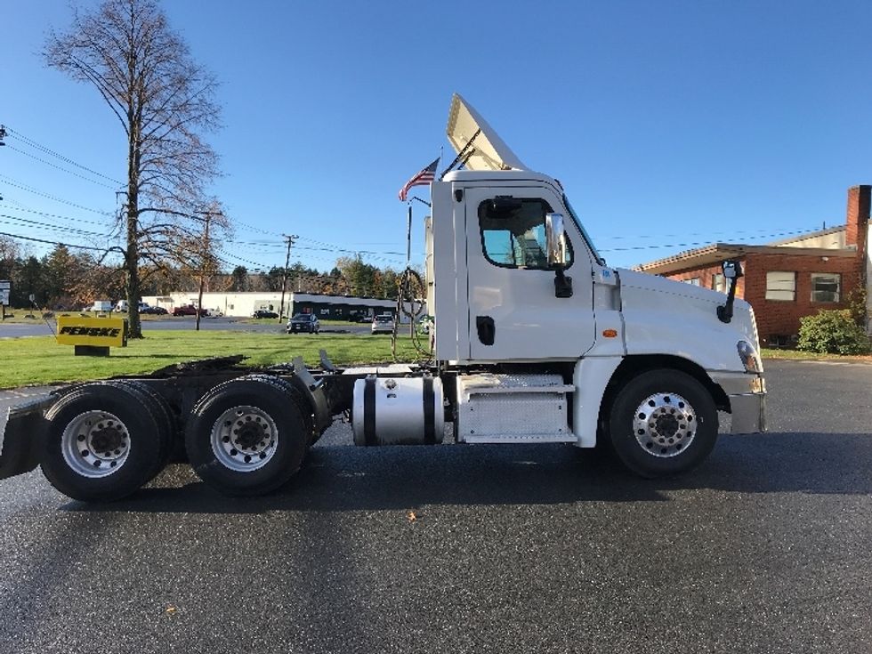 Day Cab Tractor-Heavy Duty Tractors-Freightliner-2020-Cascadia 12564ST-Londonderry-NH-567,641\n\t\tmiles-$ 29,750 - Image 8