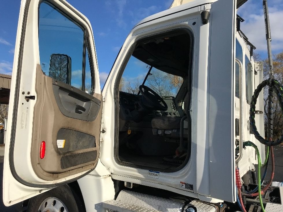 Day Cab Tractor-Heavy Duty Tractors-Freightliner-2020-Cascadia 12564ST-Londonderry-NH-567,641\n\t\tmiles-$ 29,750 - Image 9