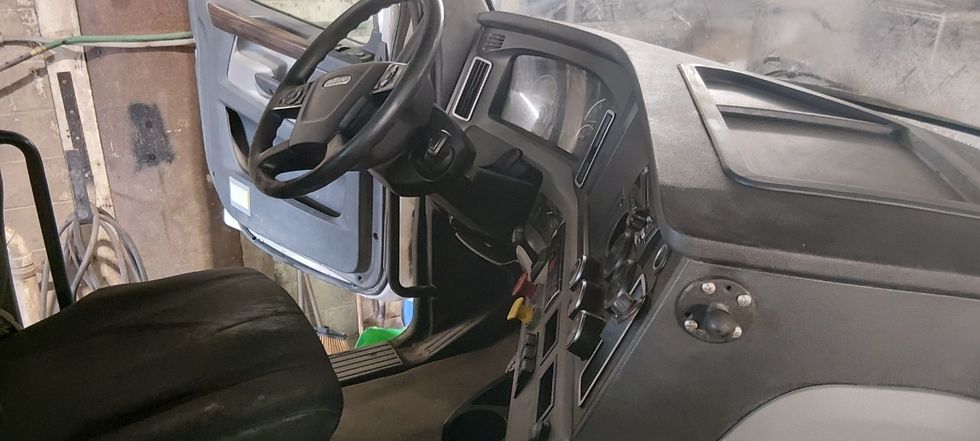 Day Cab Tractor-Heavy Duty Tractors-Freightliner-2020-Cascadia 12564ST-Londonderry-NH-582,162\n\t\tmiles-$ 30,250 - Image 14
