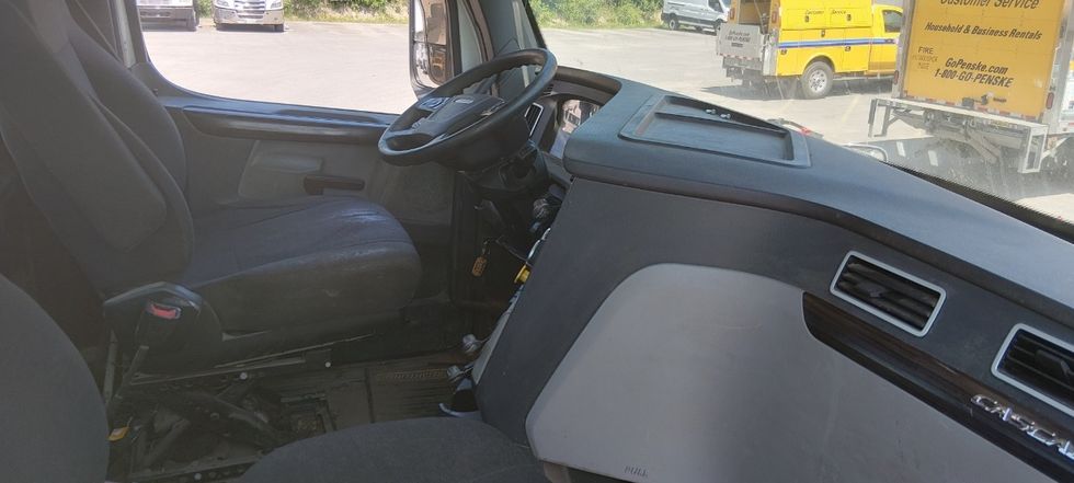 Day Cab Tractor-Heavy Duty Tractors-Freightliner-2020-Cascadia 12564ST-Londonderry-NH-618,726\n\t\tmiles-$ 26,750 - Image 13