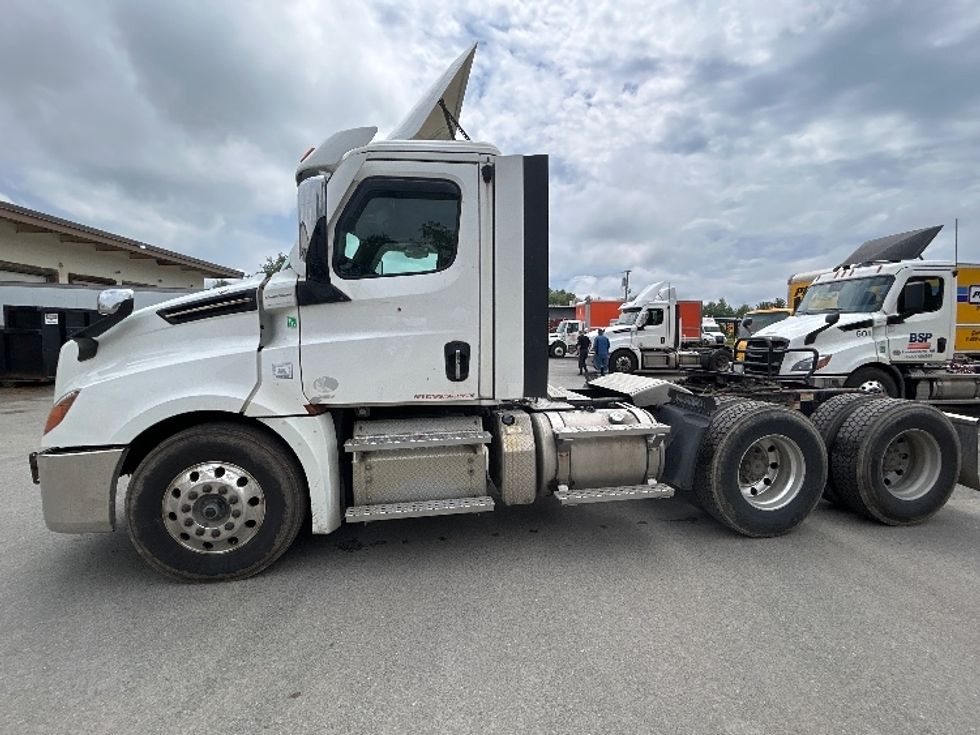 Day Cab Tractor-Heavy Duty Tractors-Freightliner-2020-Cascadia 12564ST-Londonderry-NH-618,726\n\t\tmiles-$ 26,750 - Image 4