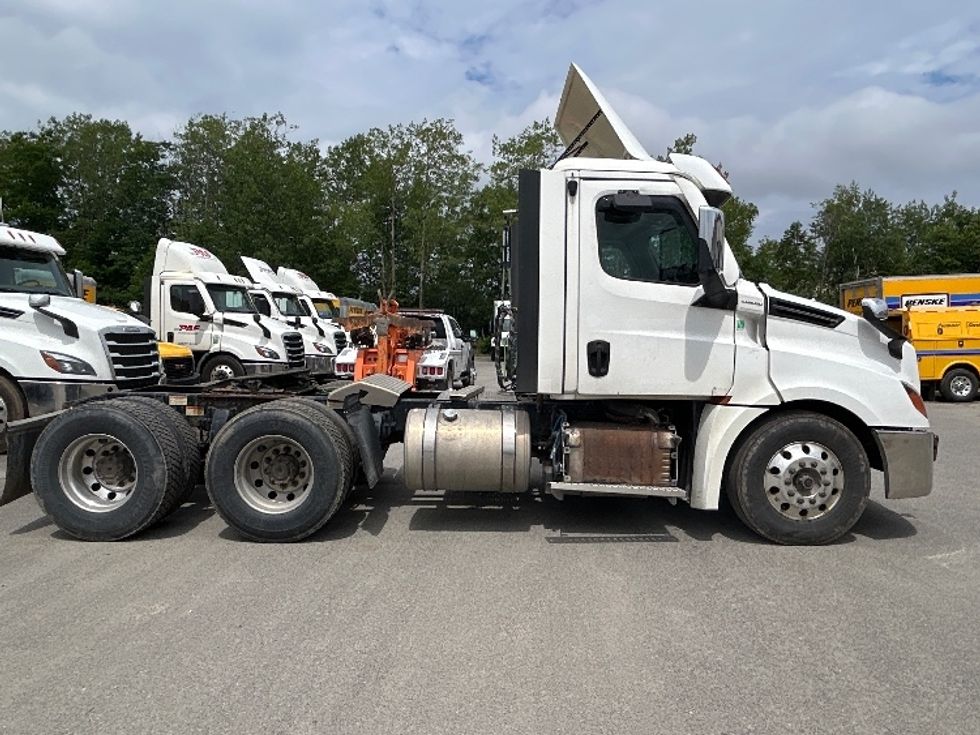 Day Cab Tractor-Heavy Duty Tractors-Freightliner-2020-Cascadia 12564ST-Londonderry-NH-618,726\n\t\tmiles-$ 26,750 - Image 8