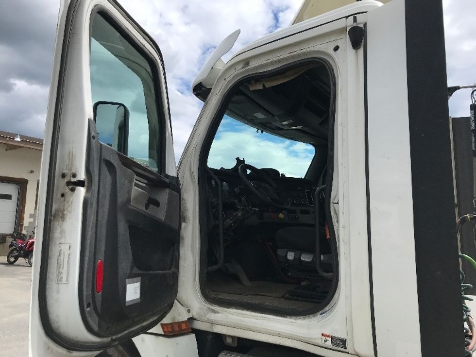 Day Cab Tractor-Heavy Duty Tractors-Freightliner-2020-Cascadia 12564ST-Londonderry-NH-618,726\n\t\tmiles-$ 26,750 - Image 9