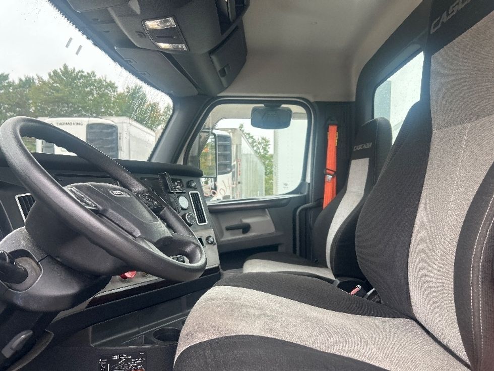 Day Cab Tractor-Heavy Duty Tractors-Freightliner-2020-Cascadia 12564ST-Londonderry-NH-639,964\n\t\tmiles-$ 29,750 - Image 10