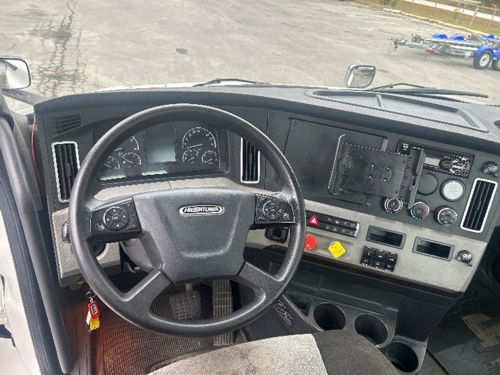 Day Cab Tractor-Heavy Duty Tractors-Freightliner-2020-Cascadia 12564ST-Londonderry-NH-639,964\n\t\tmiles-$ 29,750 - Image 11