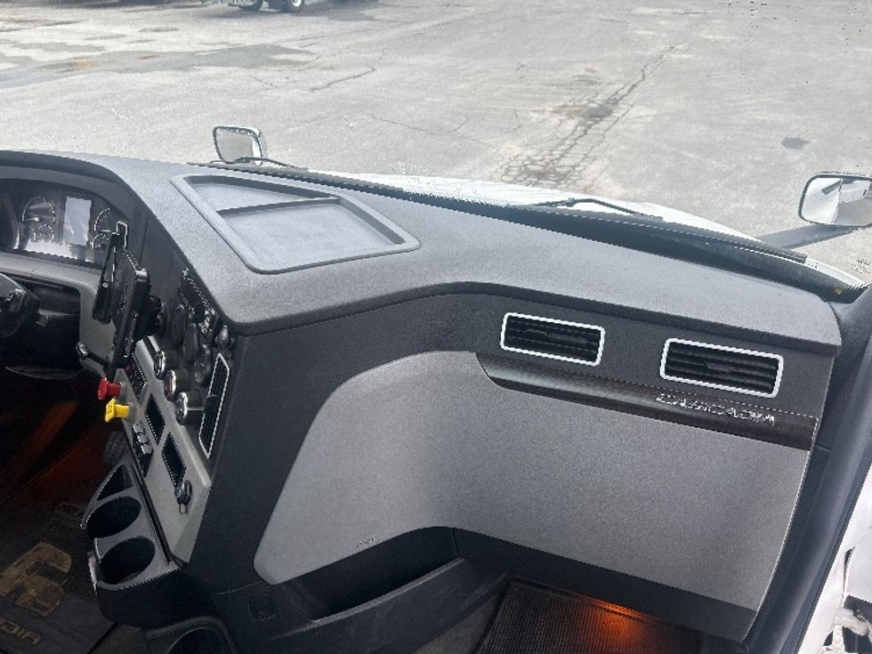 Day Cab Tractor-Heavy Duty Tractors-Freightliner-2020-Cascadia 12564ST-Londonderry-NH-639,964\n\t\tmiles-$ 29,750 - Image 13