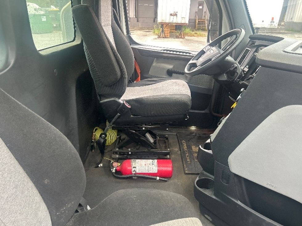 Day Cab Tractor-Heavy Duty Tractors-Freightliner-2020-Cascadia 12564ST-Londonderry-NH-639,964\n\t\tmiles-$ 29,750 - Image 14