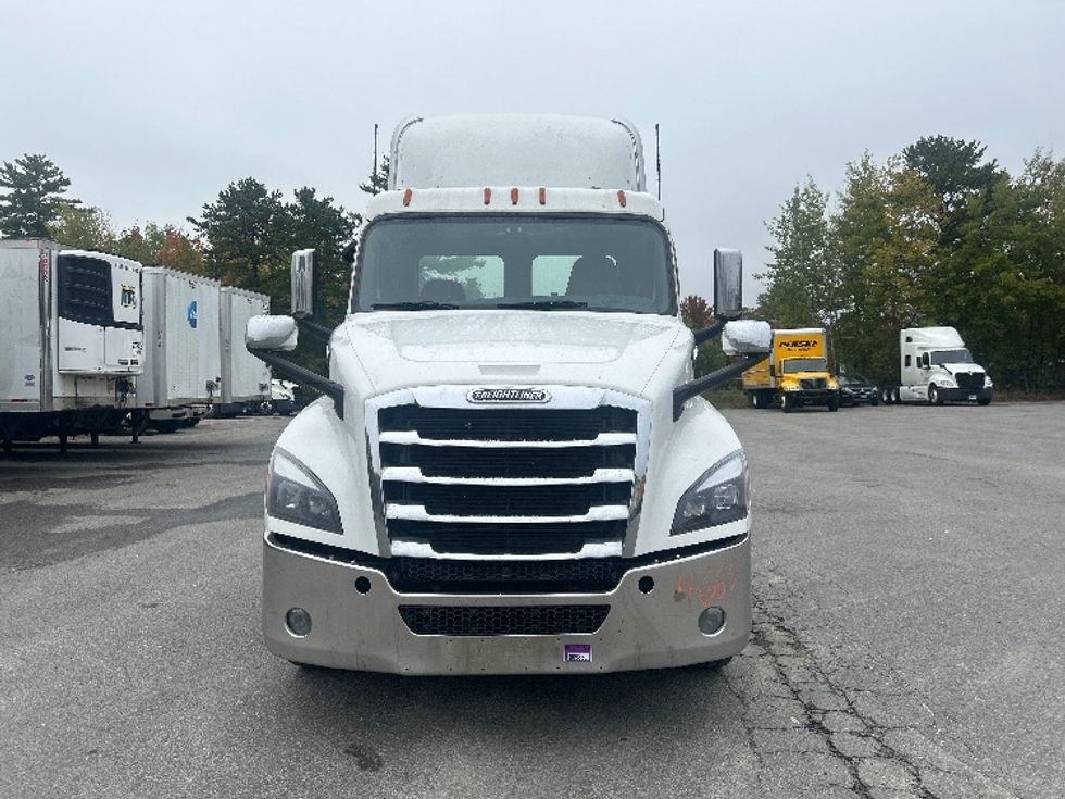 2020 Freightliner Cascadia 126" Day cab photo 2