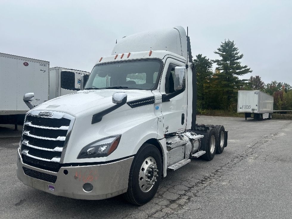 2020 Freightliner Cascadia 126" Day cab photo 3