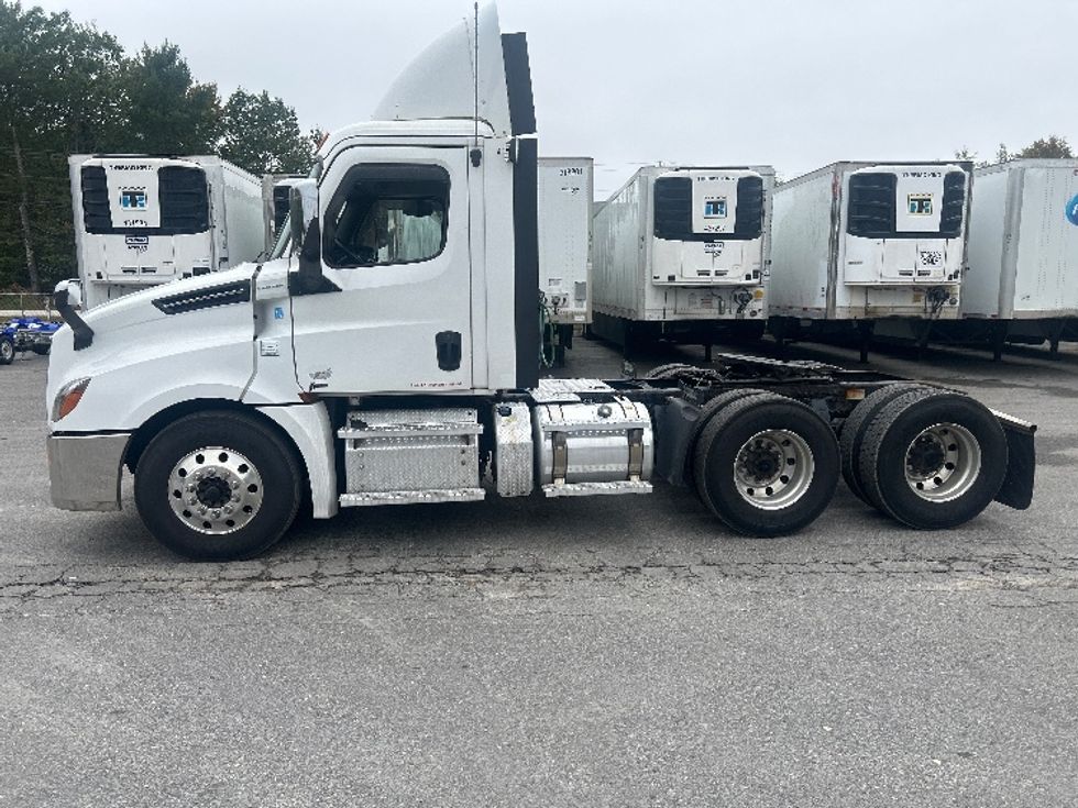 2020 Freightliner Cascadia 126" Day cab photo 4