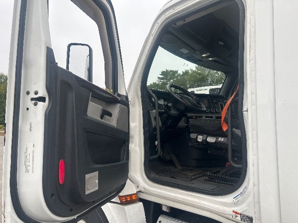 Day Cab Tractor-Heavy Duty Tractors-Freightliner-2020-Cascadia 12564ST-Londonderry-NH-639,964\n\t\tmiles-$ 29,750 - Image 9