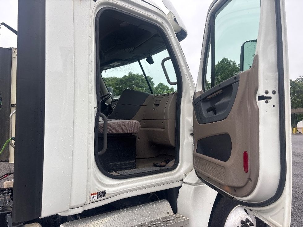 Day Cab Tractor-Heavy Duty Tractors-Freightliner-2020-Cascadia 12564ST-Martinsville-VA-320,477\n\t\tmiles-$ 54,500 - Image 12