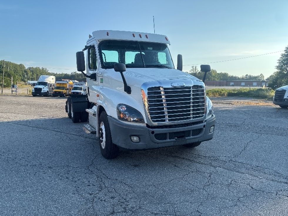 Day Cab Tractor-Heavy Duty Tractors-Freightliner-2020-Cascadia 12564ST-Martinsville-VA-549,060\n\t\tmiles-$ 37,500 - Image 1
