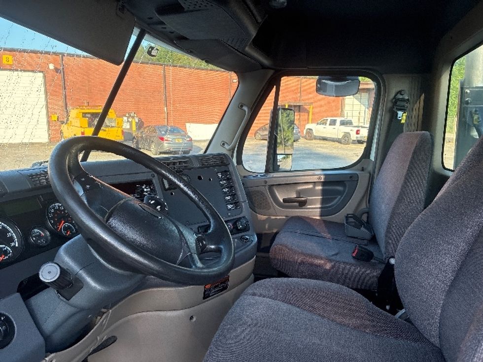 Day Cab Tractor-Heavy Duty Tractors-Freightliner-2020-Cascadia 12564ST-Martinsville-VA-549,060\n\t\tmiles-$ 37,500 - Image 10