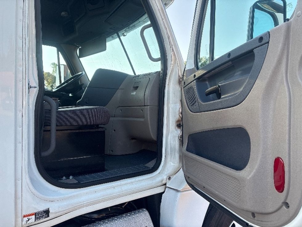 Day Cab Tractor-Heavy Duty Tractors-Freightliner-2020-Cascadia 12564ST-Martinsville-VA-549,060\n\t\tmiles-$ 37,500 - Image 12