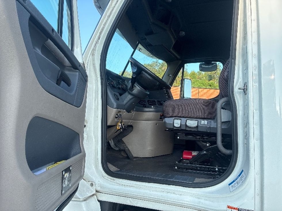 Day Cab Tractor-Heavy Duty Tractors-Freightliner-2020-Cascadia 12564ST-Martinsville-VA-549,060\n\t\tmiles-$ 37,500 - Image 9