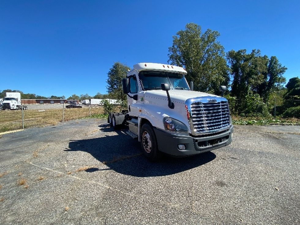 Day Cab Tractor-Heavy Duty Tractors-Freightliner-2020-Cascadia 12564ST-Martinsville-VA-595,335\n\t\tmiles-$ 33,750 - Image 1