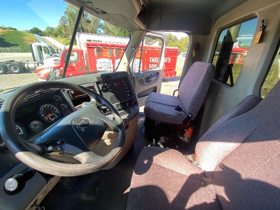 Day Cab Tractor-Heavy Duty Tractors-Freightliner-2020-Cascadia 12564ST-Martinsville-VA-595,335\n\t\tmiles-$ 33,750 - Image 10