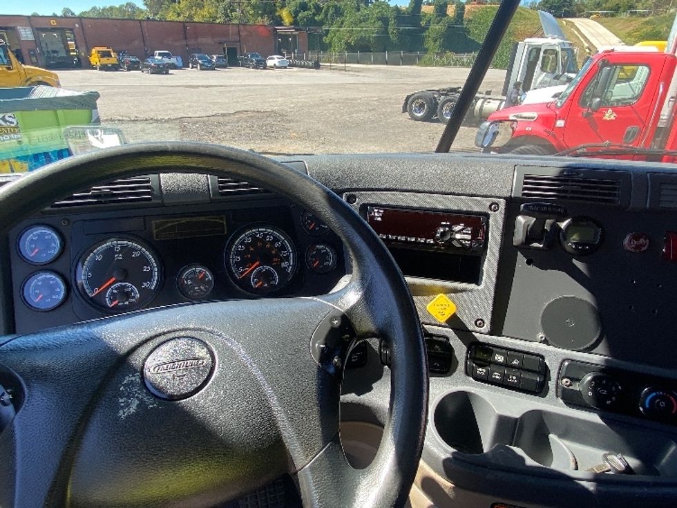 Day Cab Tractor-Heavy Duty Tractors-Freightliner-2020-Cascadia 12564ST-Martinsville-VA-595,335\n\t\tmiles-$ 33,750 - Image 11