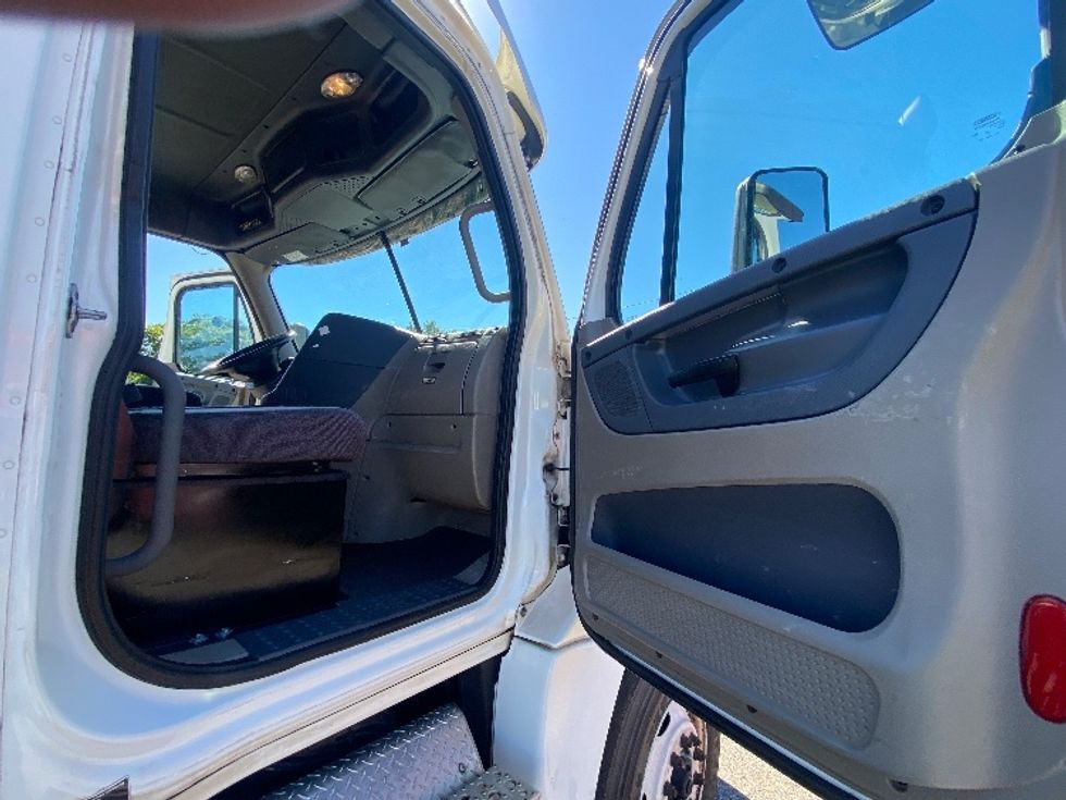 Day Cab Tractor-Heavy Duty Tractors-Freightliner-2020-Cascadia 12564ST-Martinsville-VA-595,335\n\t\tmiles-$ 33,750 - Image 12