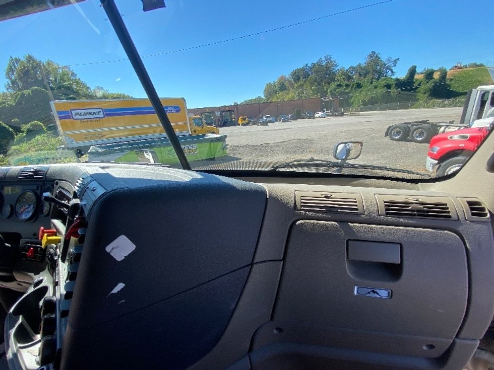 Day Cab Tractor-Heavy Duty Tractors-Freightliner-2020-Cascadia 12564ST-Martinsville-VA-595,335\n\t\tmiles-$ 33,750 - Image 13