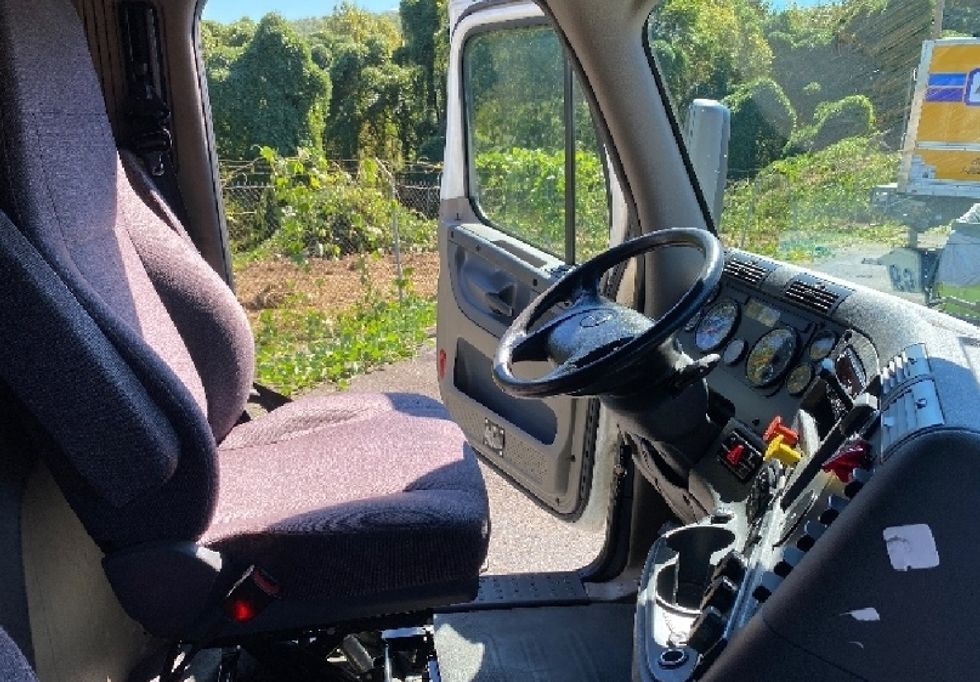 Day Cab Tractor-Heavy Duty Tractors-Freightliner-2020-Cascadia 12564ST-Martinsville-VA-595,335\n\t\tmiles-$ 33,750 - Image 14