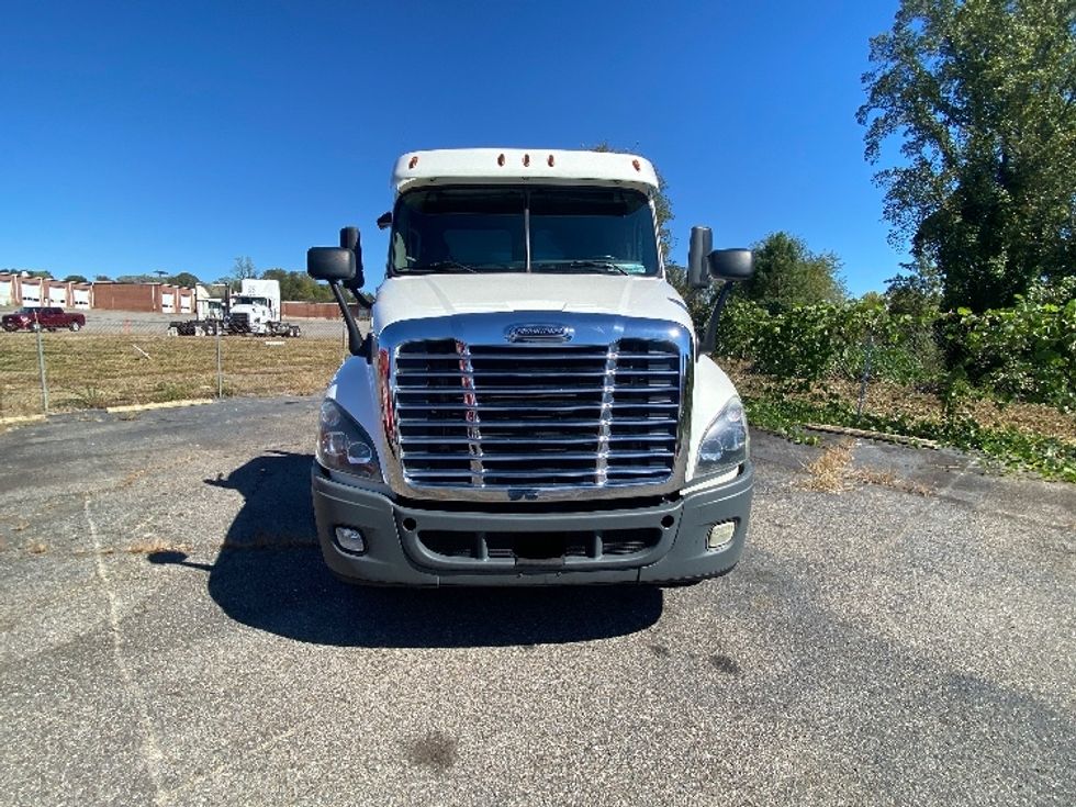 Day Cab Tractor-Heavy Duty Tractors-Freightliner-2020-Cascadia 12564ST-Martinsville-VA-595,335\n\t\tmiles-$ 33,750 - Image 2