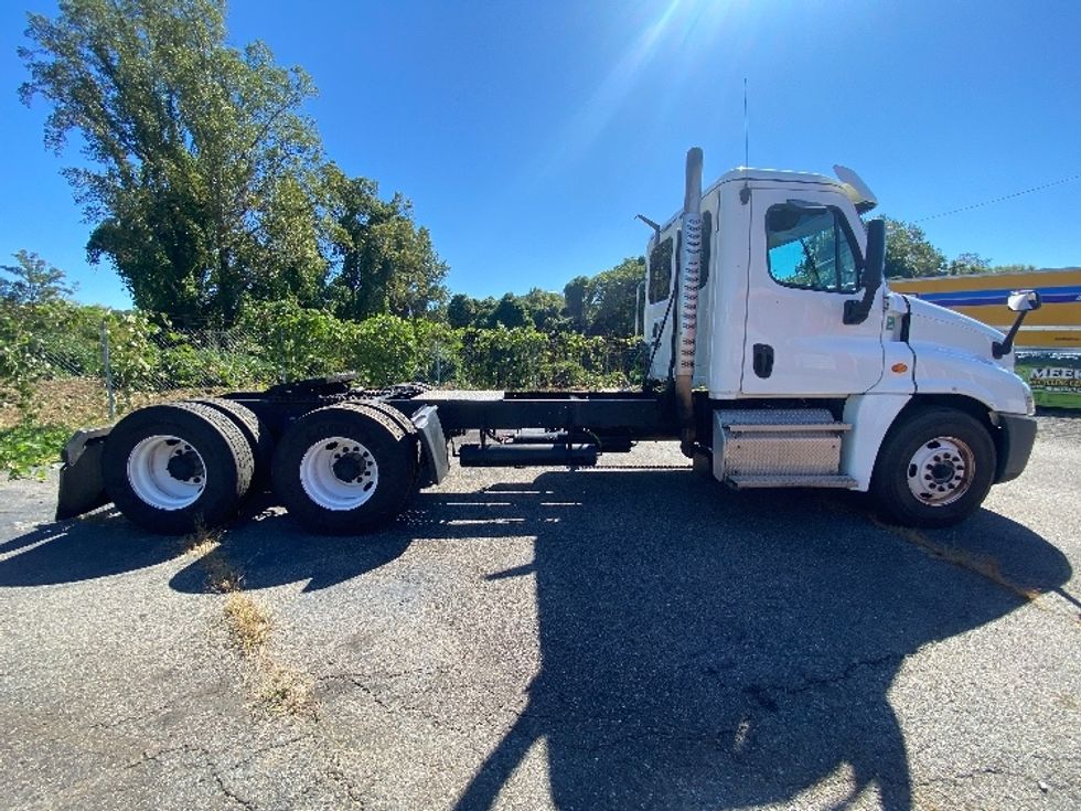Day Cab Tractor-Heavy Duty Tractors-Freightliner-2020-Cascadia 12564ST-Martinsville-VA-595,335\n\t\tmiles-$ 33,750 - Image 8