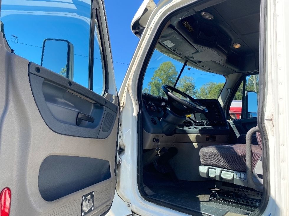 Day Cab Tractor-Heavy Duty Tractors-Freightliner-2020-Cascadia 12564ST-Martinsville-VA-595,335\n\t\tmiles-$ 33,750 - Image 9