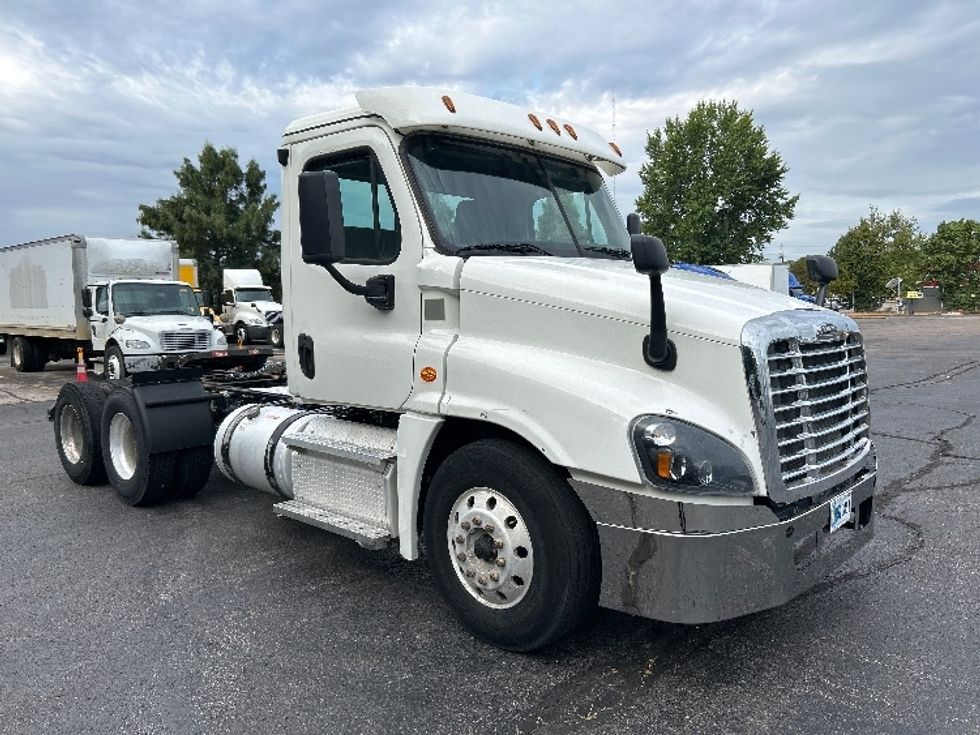 2019 Freightliner Cascadia 113" sleeper cab photo 19