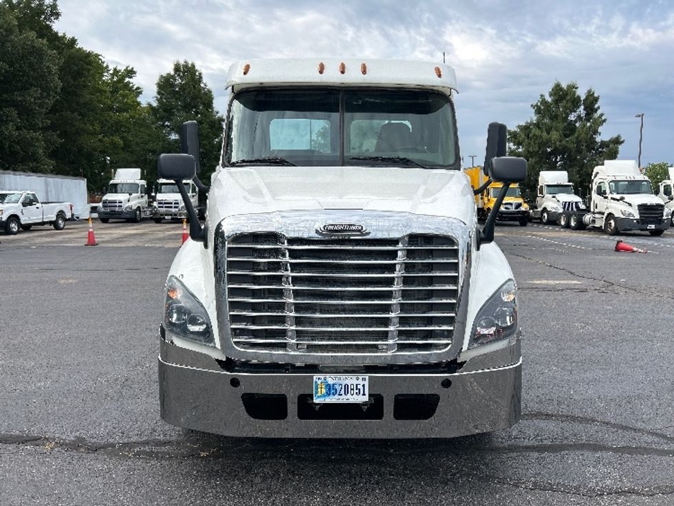 2020 Freightliner Cascadia 125" Sleeper Cab photo 2