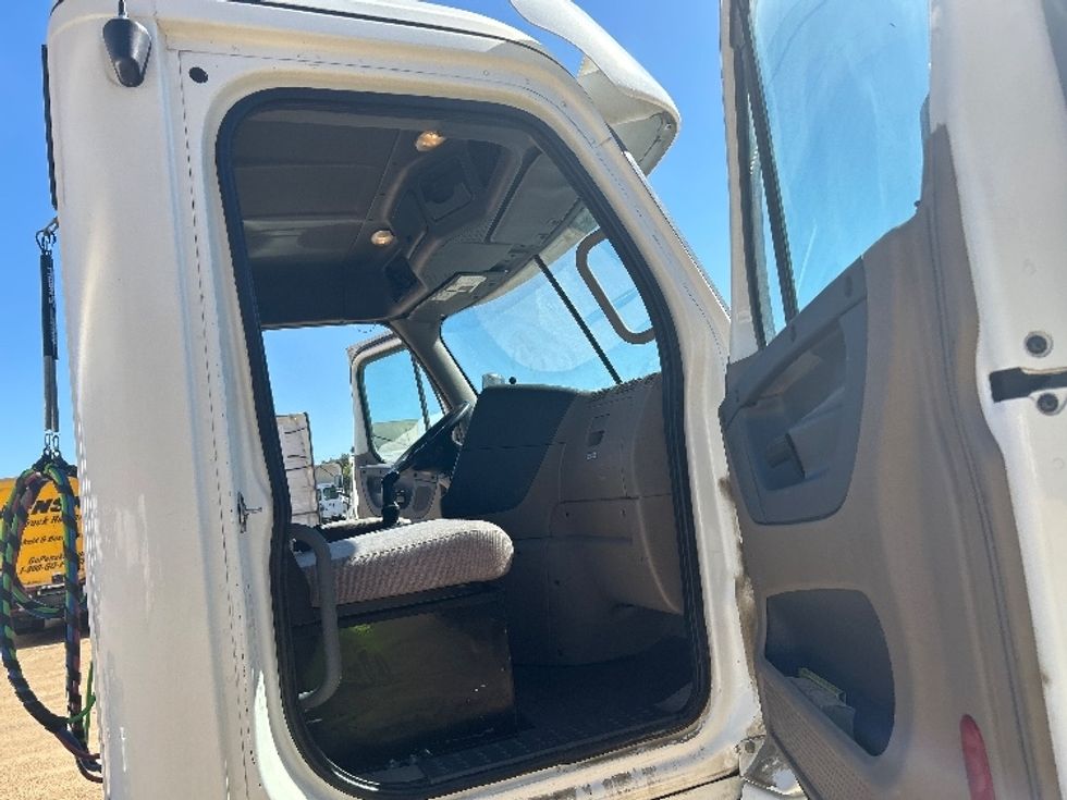 Day Cab Tractor-Heavy Duty Tractors-Freightliner-2020-Cascadia 12564ST-Memphis-TN-278,906\n\t\tmiles-$ 51,750 - Image 12