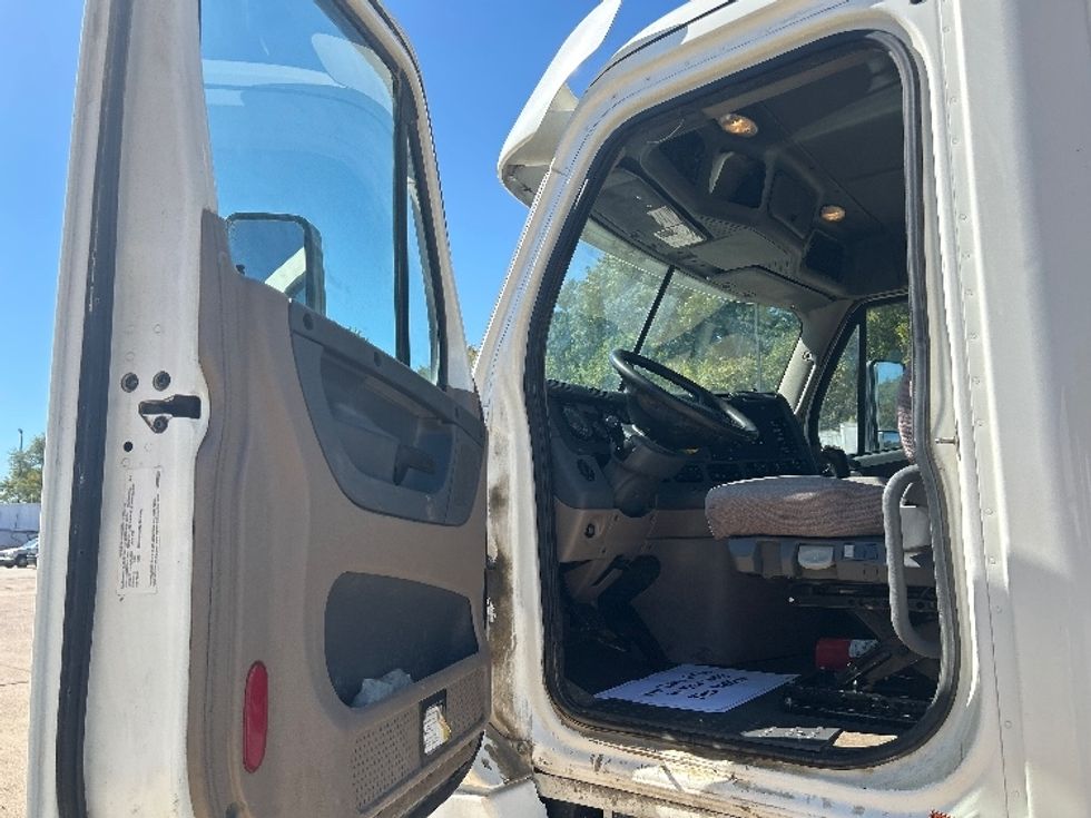 Day Cab Tractor-Heavy Duty Tractors-Freightliner-2020-Cascadia 12564ST-Memphis-TN-278,906\n\t\tmiles-$ 51,750 - Image 9