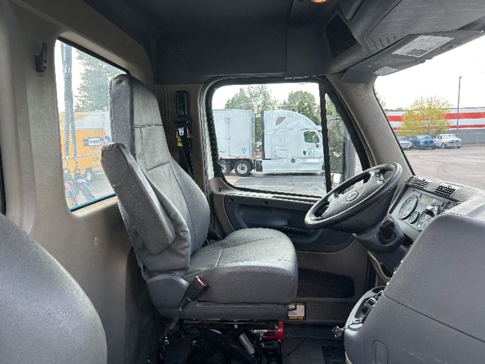 Day Cab Tractor-Heavy Duty Tractors-Freightliner-2020-Cascadia 12564ST-Memphis-TN-464,057\n\t\tmiles-$ 43,250 - Image 13