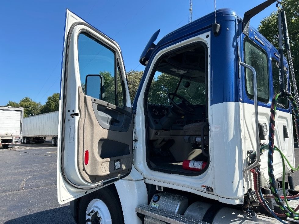 Day Cab Tractor-Heavy Duty Tractors-Freightliner-2020-Cascadia 12564ST-Memphis-TN-500,414\n\t\tmiles-$ 35,000 - Image 9