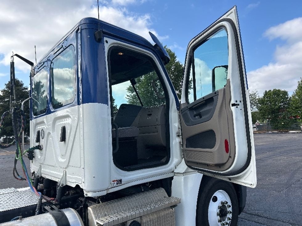 Day Cab Tractor-Heavy Duty Tractors-Freightliner-2020-Cascadia 12564ST-Memphis-TN-637,044\n\t\tmiles-$ 30,500 - Image 12