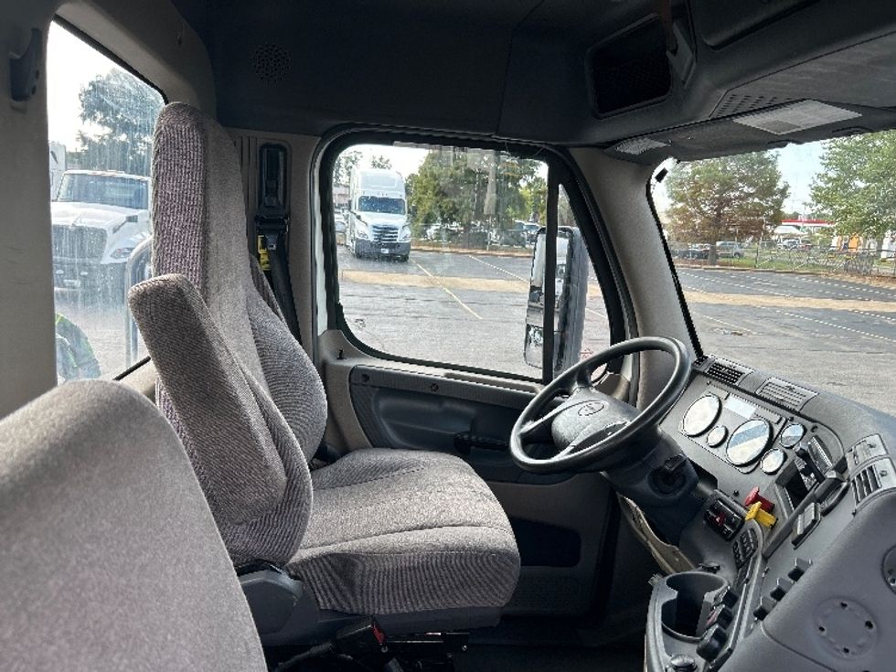 Day Cab Tractor-Heavy Duty Tractors-Freightliner-2020-Cascadia 12564ST-Memphis-TN-637,044\n\t\tmiles-$ 30,500 - Image 14